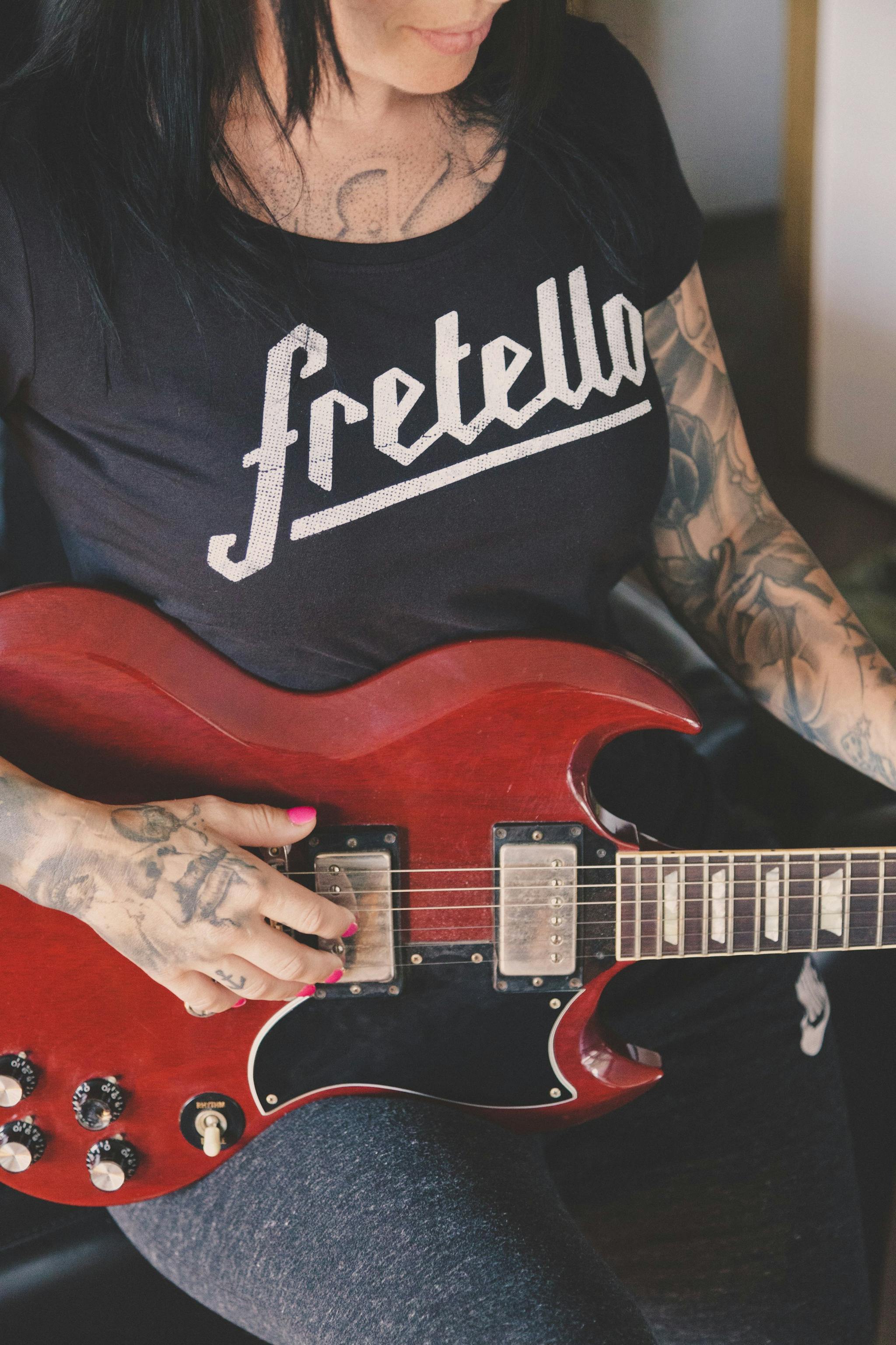 Fretello-Branding-Shirt-Front-Gitarre © Patricia Keckeis