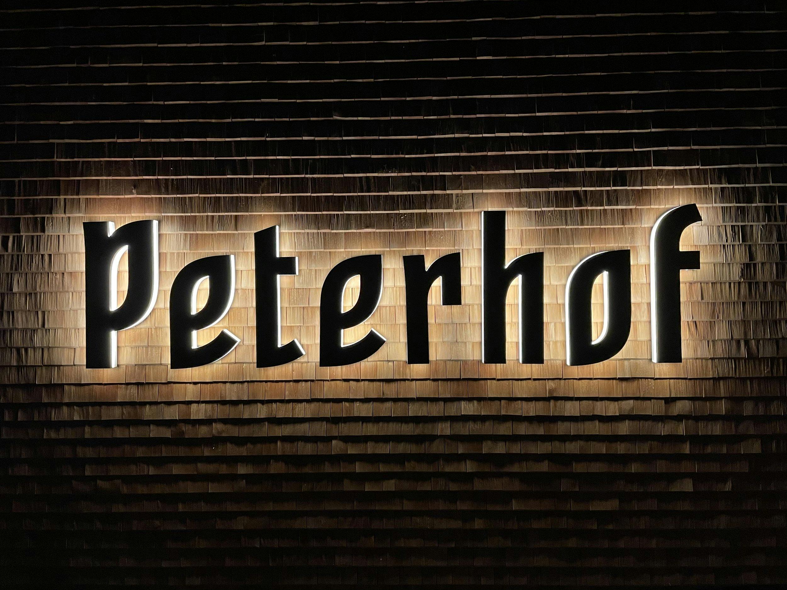 Peterhof Branding: Logo Fassade © Oliver Ruhm