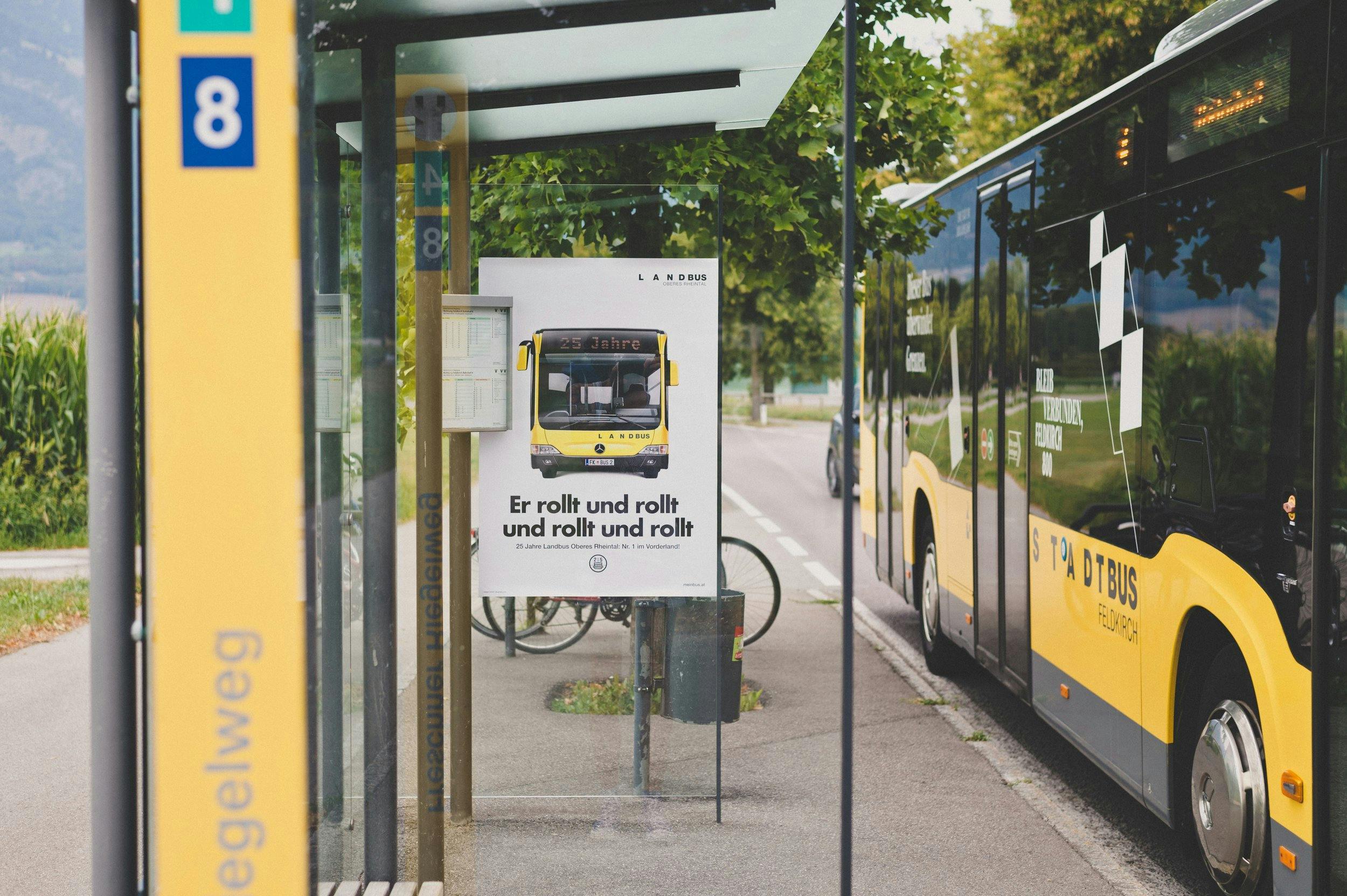 Stadt-Landbus-25-Jahre_Plakat-Bushaltestelle © Patricia Keckeis