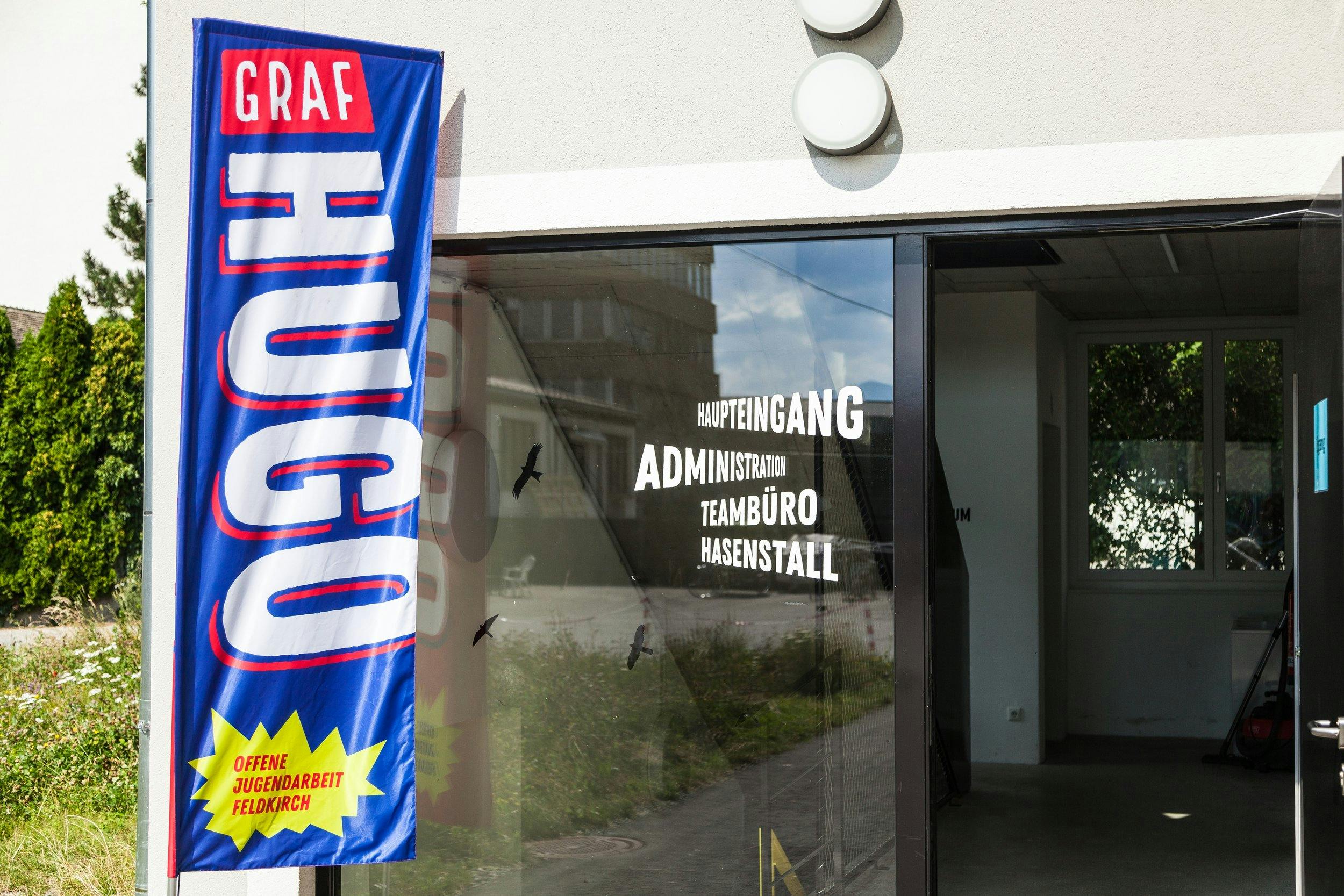 GrafHugo-Branding-Signaletik-Fahne-Haupteingang © Patricia Keckeis