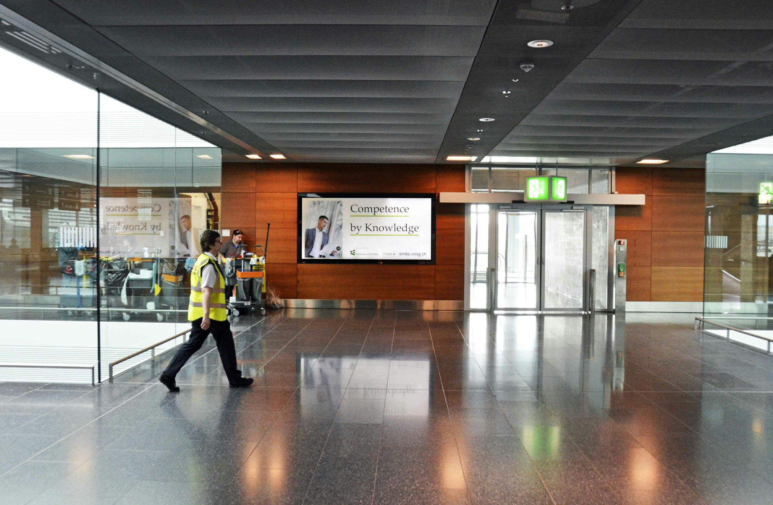 Executive-MBA-Website_Kampagne_Screen_Flughafen_Dock B Schengen © Zurich Airport