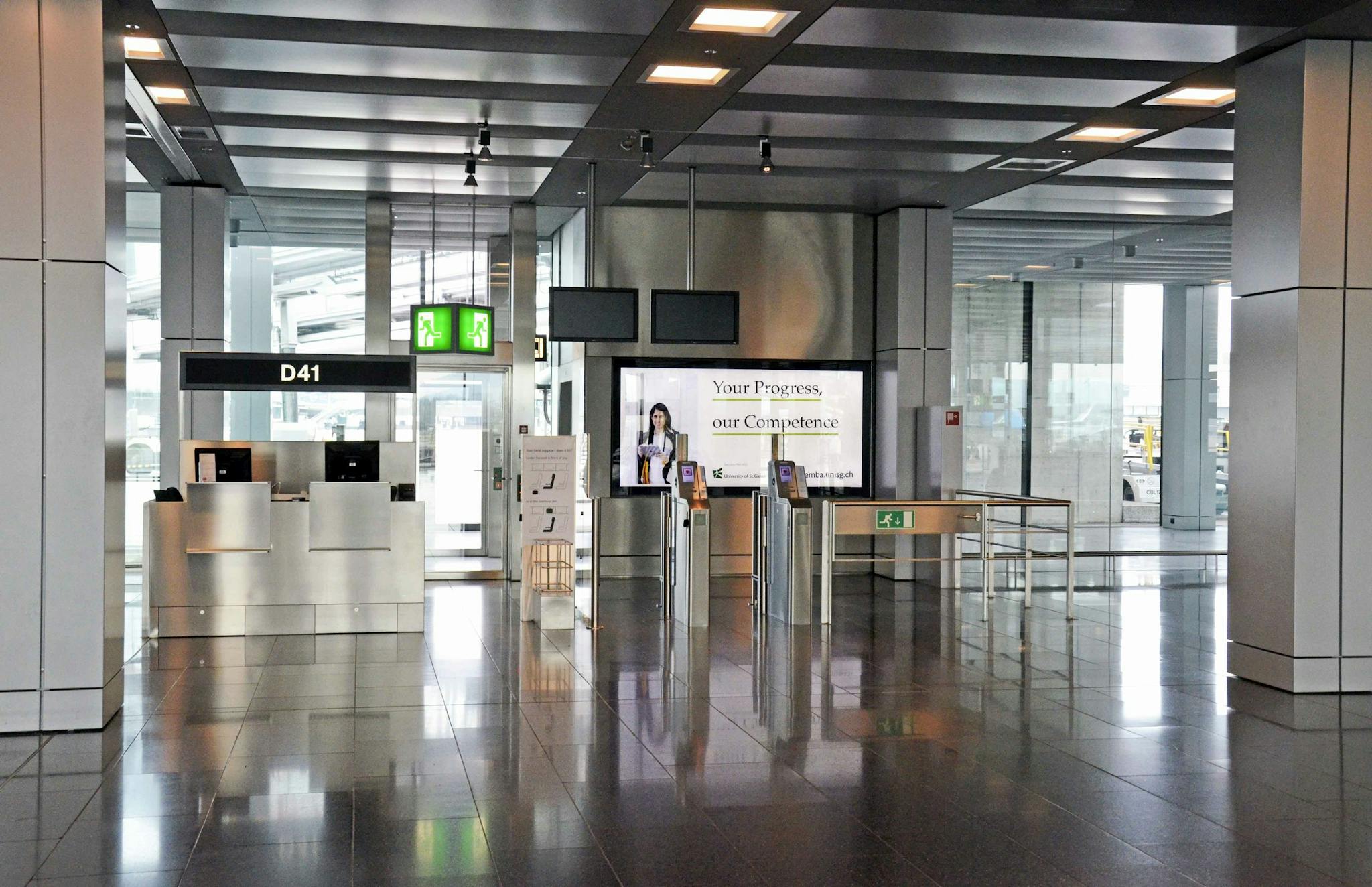 Executive-MBA-Website_Kampagne_Screen_Flughafen_Dock B Non Schengen © Zurich Airport