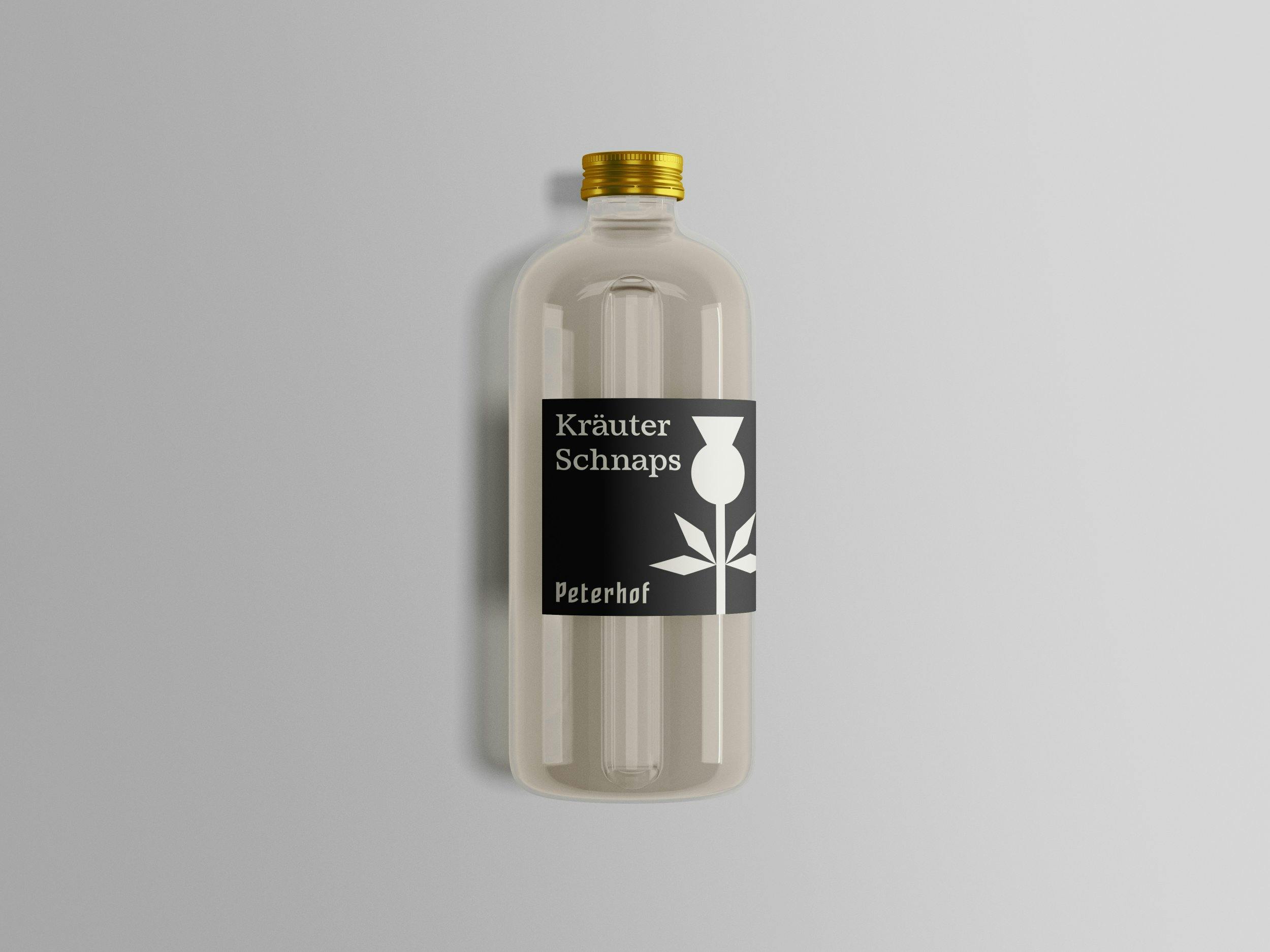 Peterhof Branding: Anwendungsbeispiele – Schnapsflasche © Zeughaus Design