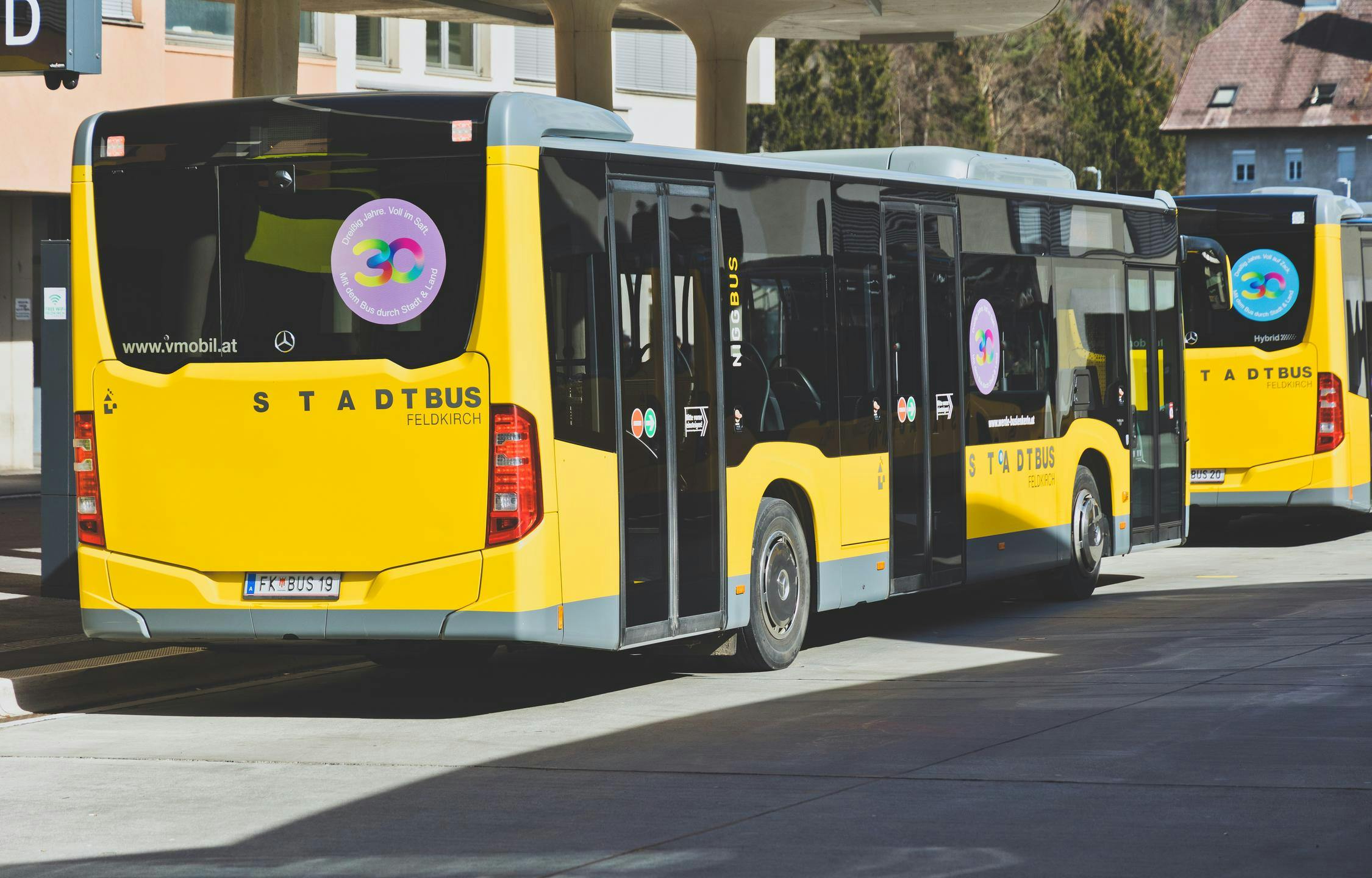 Stadtbus Feldkirch, zwei Busse am Bahnhof © Patricia Keckeis