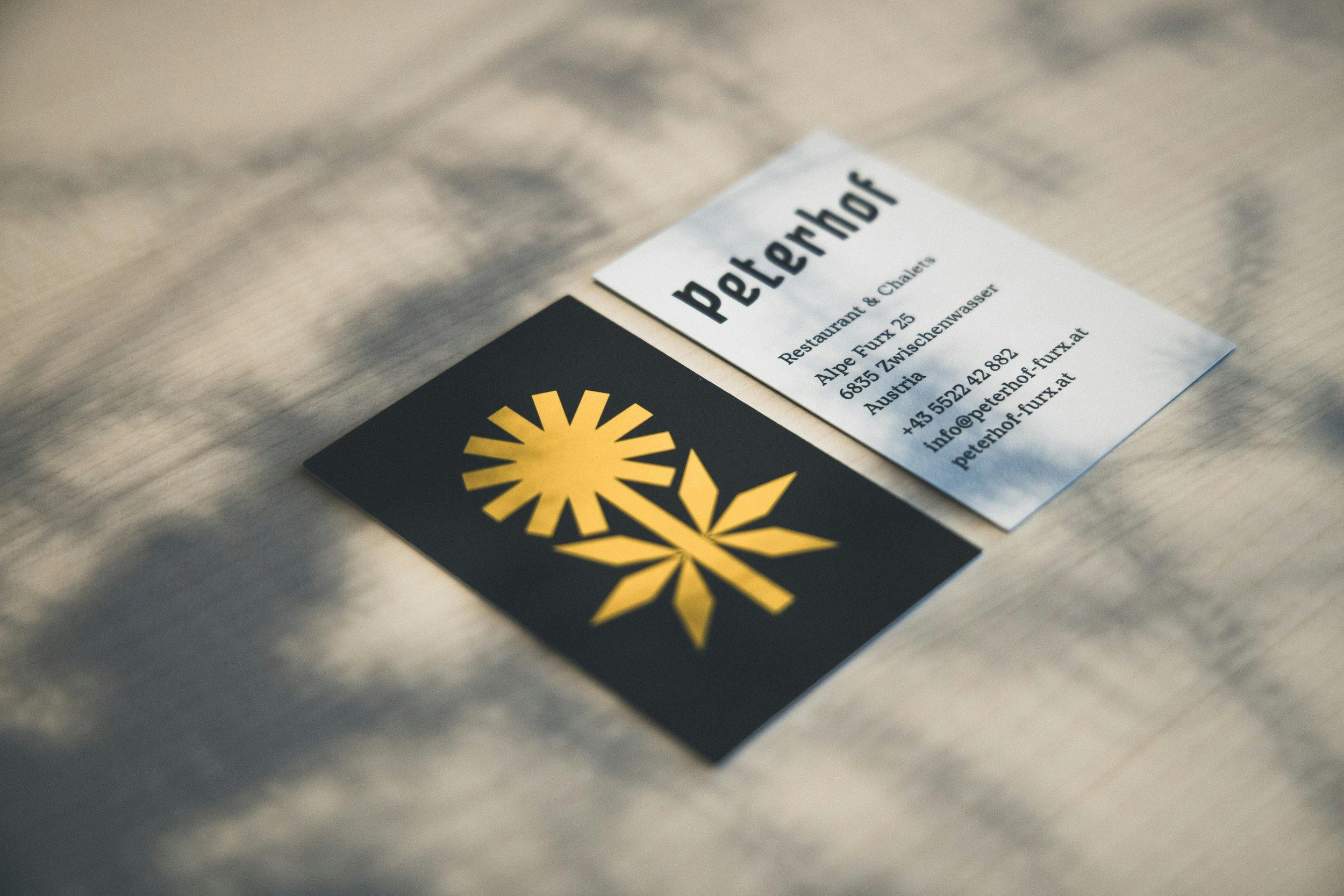 Peterhof Branding: Drucksachen – Visitenkarten © Patricia Keckeis