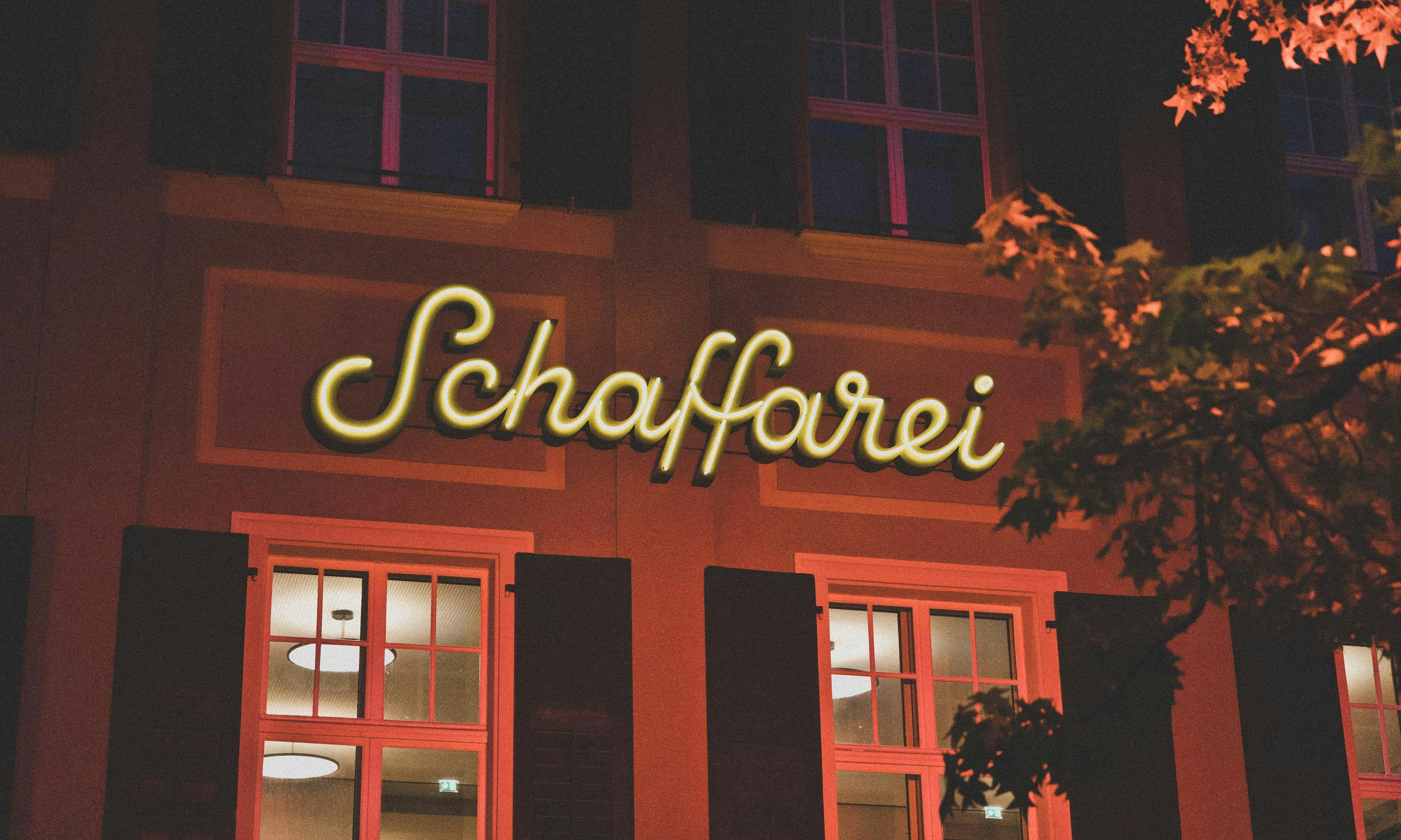 Schaffarei Signaletik - Neonschild bei Nacht © Patricia Keckeis