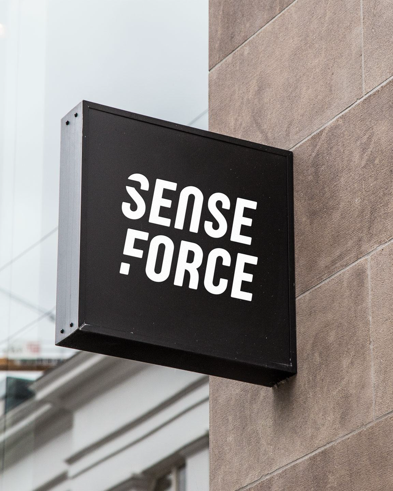 Senseforce Schild Mockup © Zeughaus Design