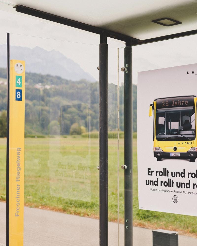 Stadt-Landbus-25-Jahre_Plakat-Bushaltestelle © Patricia Keckeis