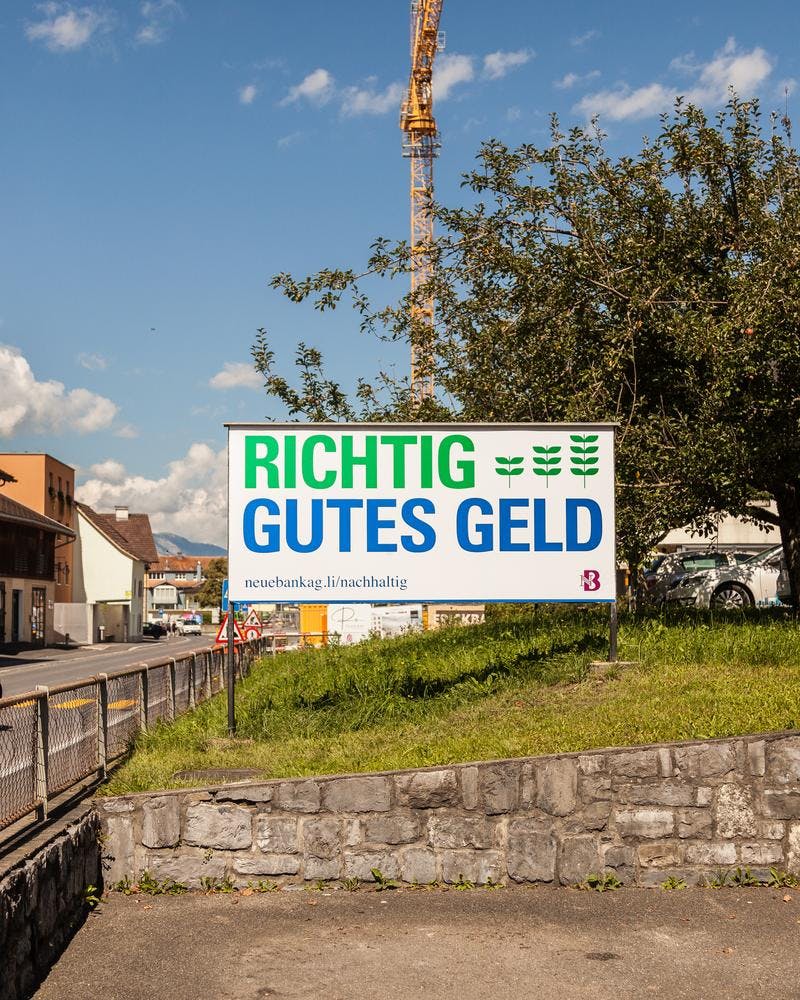 Neue-Bank-Kampagne-Richtig-Gutes-Geld_Großformatplakat-Vorgarten © Patricia Keckeis
