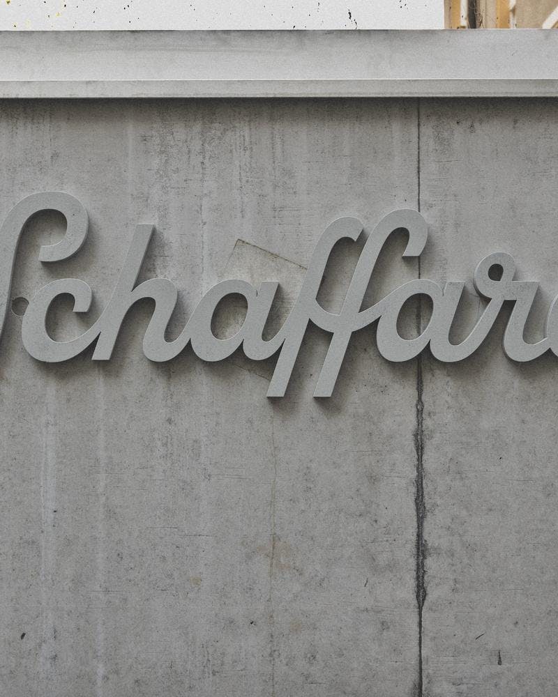 Schaffarei Branding: Beton Lettering/Logo auf Fassade © Patricia Keckeis