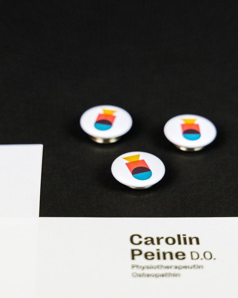 Carolin Peine Branding - Buttons und Briefpapier © Patricia Keckeis
