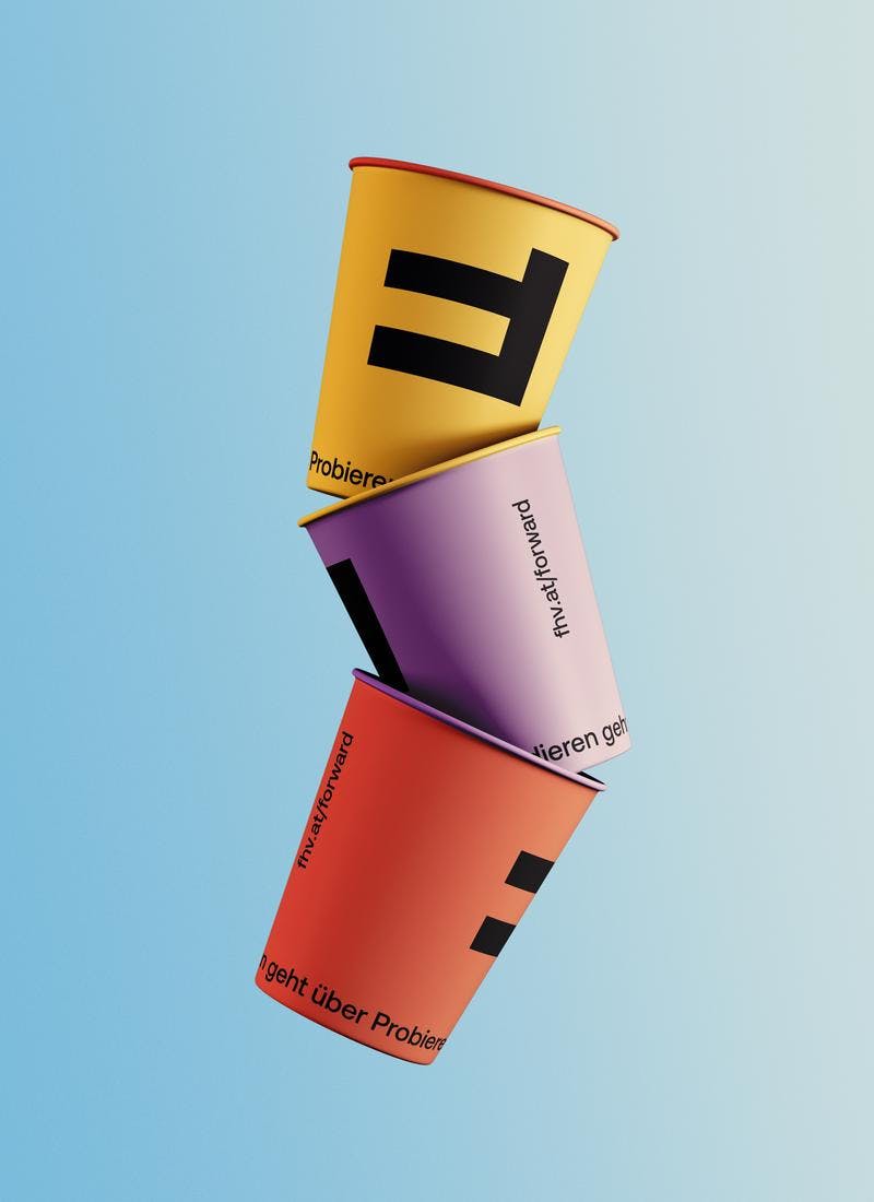 FHV Branding 2021: Fliegende Pappbecher Mockup © Zeughaus Design