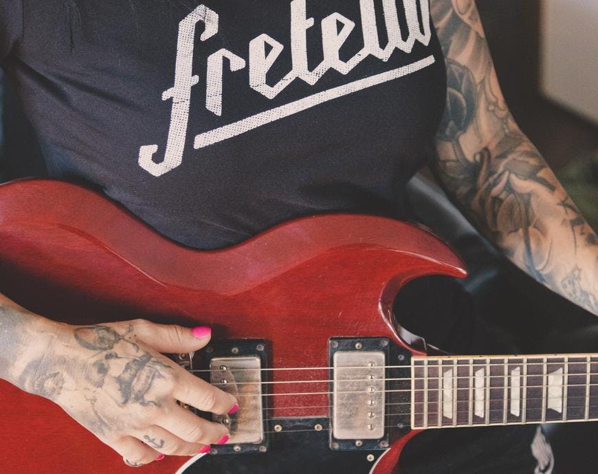 Fretello-Branding-Shirt-Front-Gitarre © Patricia Keckeis